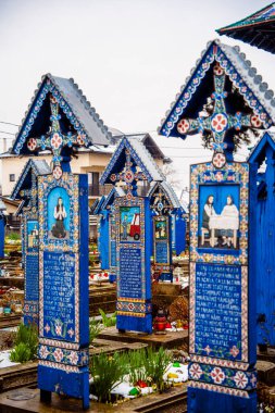 Sapanta, Romanya - 3 Nisan 2025: Karlı havada mezarlık manzarası