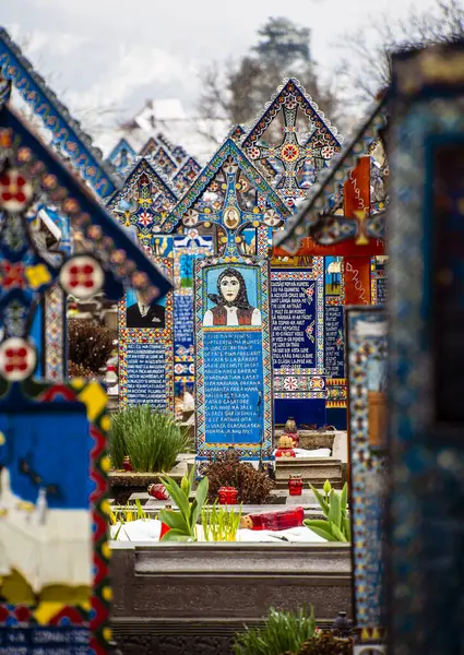 Sapanta, Romanya - 3 Nisan 2025: Karlı havada mezarlık manzarası