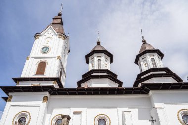 Targu Neamt, Romanya - 15 Nisan 2025: Bulutlu havada Neamt Manastırı