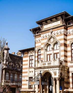 Constanta, Romanya - 24 Nisan 2025: Güneşli havada tarihi kent merkezi manzarası