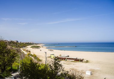 Constanta, Romanya - 24 Nisan 2025: Güneşli havada tarihi kent merkezi manzarası