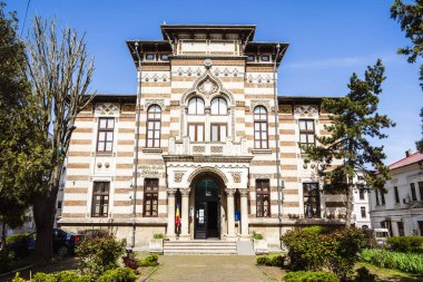 Constanta, Romanya - 24 Nisan 2025: Güneşli havada tarihi kent merkezi manzarası