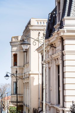 Constanta, Romanya - 24 Nisan 2025: Güneşli havada tarihi kent merkezi manzarası