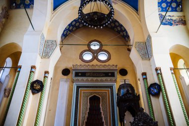 Constanta, Romanya - 24 Nisan 2025: Güneşli havada tarihi kent merkezi manzarası