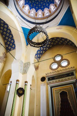 Constanta, Romanya - 24 Nisan 2025: Güneşli havada tarihi kent merkezi manzarası