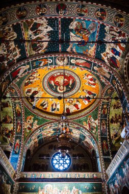 Constanta, Romanya - 24 Nisan 2025: Güneşli havada tarihi kent merkezi manzarası