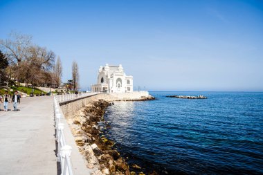 Constanta, Romanya - 24 Nisan 2025: Güneşli havada tarihi kent merkezi manzarası