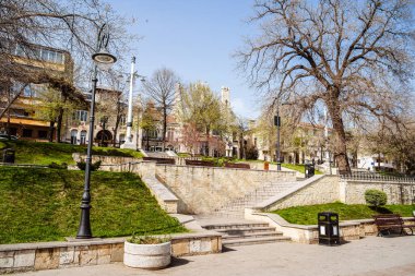 Constanta, Romanya - 24 Nisan 2025: Güneşli havada tarihi kent merkezi manzarası