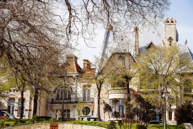 Constanta, Romanya - 24 Nisan 2025: Güneşli havada tarihi kent merkezi manzarası