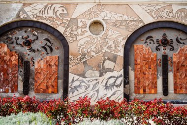 Constanta, Romanya - 24 Nisan 2025: Güneşli havada tarihi kent merkezi manzarası