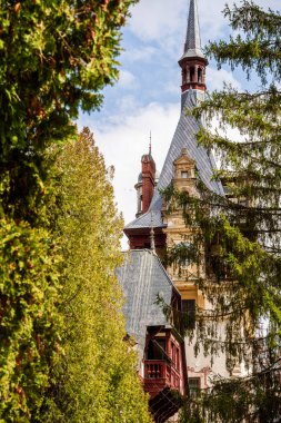 Sinaia, Romanya - 24 Nisan 2025: Bulutlu havada tarihi dağ kasabası