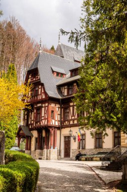 Sinaia, Romanya - 24 Nisan 2025: Bulutlu havada tarihi dağ kasabası