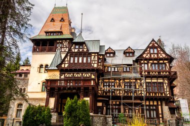 Sinaia, Romanya - 24 Nisan 2025: Bulutlu havada tarihi dağ kasabası