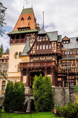 Sinaia, Romanya - 24 Nisan 2025: Bulutlu havada tarihi dağ kasabası