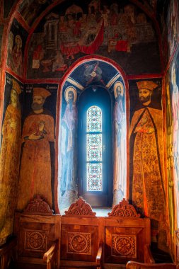 Sinaia, Romanya - 24 Nisan 2025: Bulutlu havada tarihi dağ kasabası