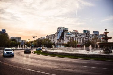 Bükreş, Romanya - 23 Nisan 2025: Şehir merkezinin alacakaranlıktaki güzel manzarası