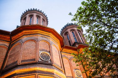 Bükreş, Romanya - 23 Nisan 2025: Şehir merkezinin alacakaranlıktaki güzel manzarası