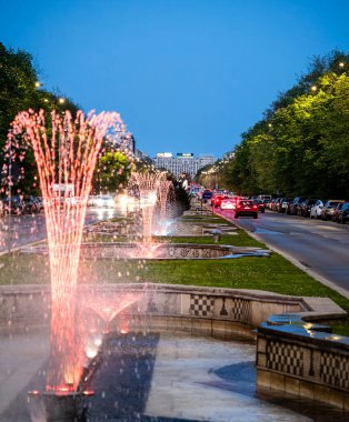 Bükreş, Romanya - 23 Nisan 2025: Şehir merkezinin alacakaranlıktaki güzel manzarası