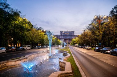 Bükreş, Romanya - 23 Nisan 2025: Şehir merkezinin alacakaranlıktaki güzel manzarası