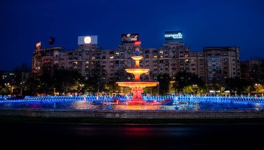 Bükreş, Romanya - 23 Nisan 2025: Şehir merkezinin alacakaranlıktaki güzel manzarası