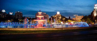 Bükreş, Romanya - 23 Nisan 2025: Şehir merkezinin alacakaranlıktaki güzel manzarası