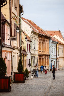 Brasov, Romanya - 20 Nisan 2025: Bulutlu havada tarihi merkez