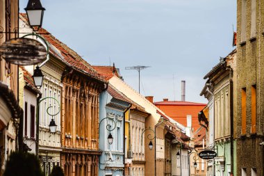 Brasov, Romanya - 20 Nisan 2025: Bulutlu havada tarihi merkez