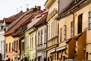 Brasov, Romanya - 20 Nisan 2025: Bulutlu havada tarihi merkez