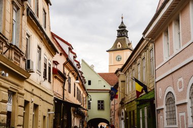 Brasov, Romanya - 20 Nisan 2025: Bulutlu havada tarihi merkez
