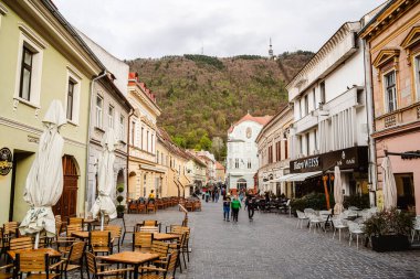 Brasov, Romanya - 20 Nisan 2025: Bulutlu havada tarihi merkez