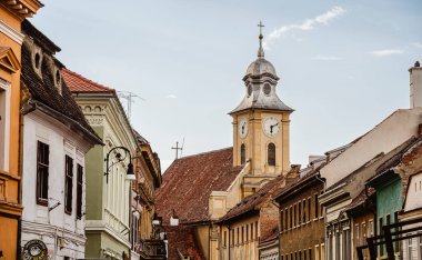 Brasov, Romanya - 20 Nisan 2025: Bulutlu havada tarihi merkez