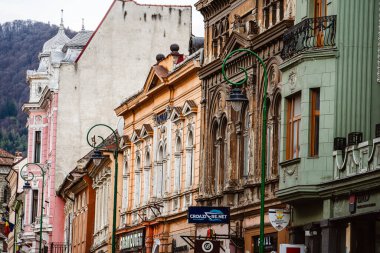 Brasov, Romanya - 20 Nisan 2025: Bulutlu havada tarihi merkez