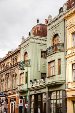 Brasov, Romanya - 20 Nisan 2025: Bulutlu havada tarihi merkez