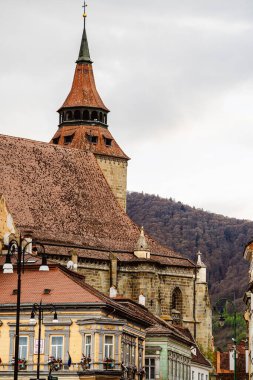 Brasov, Romanya - 20 Nisan 2025: Bulutlu havada tarihi merkez