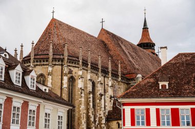 Brasov, Romanya - 20 Nisan 2025: Bulutlu havada tarihi merkez