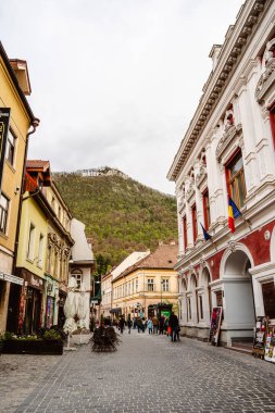 Brasov, Romanya - 20 Nisan 2025: Bulutlu havada tarihi merkez