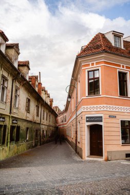 Brasov, Romanya - 20 Nisan 2025: Bulutlu havada tarihi merkez