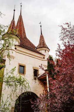 Brasov, Romanya - 20 Nisan 2025: Bulutlu havada tarihi merkez