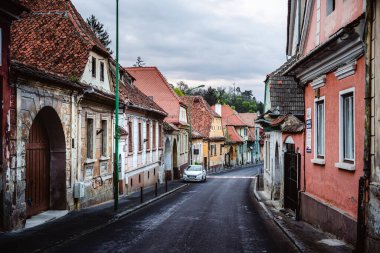 Brasov, Romanya - 20 Nisan 2025: Bulutlu havada tarihi merkez