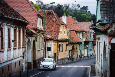 Brasov, Romanya - 20 Nisan 2025: Bulutlu havada tarihi merkez