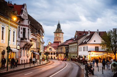 Brasov, Romanya - 20 Nisan 2025: Bulutlu havada tarihi merkez