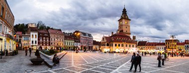 Brasov, Romanya - 20 Nisan 2025: Bulutlu havada tarihi merkez