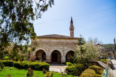 Babadag, Romanya - 25 Nisan 2025: Güneşli havada tarihi kent ve cami