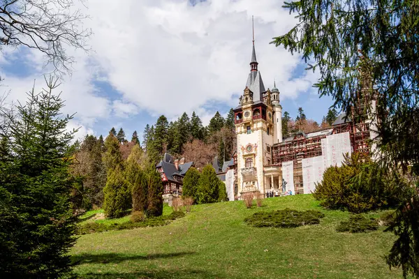 Sinaia, Romanya - 24 Nisan 2025: Bulutlu havada tarihi dağ kasabası