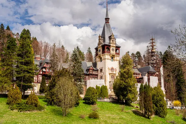 Sinaia, Romanya - 24 Nisan 2025: Bulutlu havada tarihi dağ kasabası