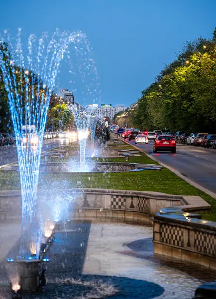 Bükreş, Romanya - 23 Nisan 2025: Şehir merkezinin alacakaranlıktaki güzel manzarası