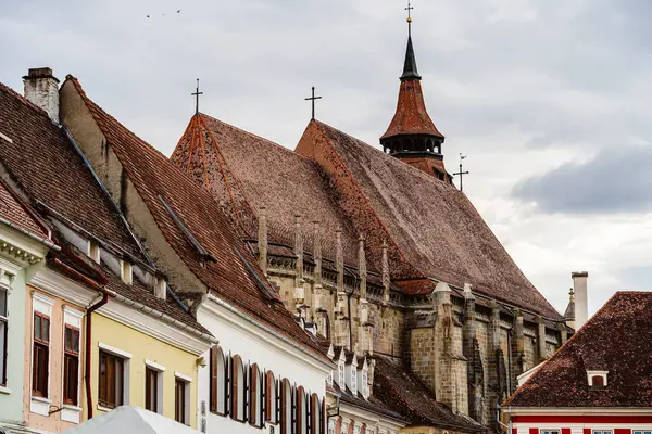 Brasov, Romanya - 20 Nisan 2025: Bulutlu havada tarihi merkez