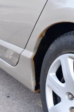 Arabanın arka kemerlerinde paslanma ya da paslanma izleri var. Seçici odak.