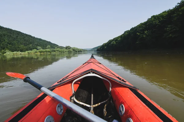 Vue Grand Angle Kayak Rouge Avec Pagaie Milieu Rivière Concentration — Photo