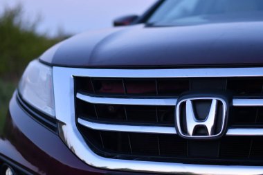 Honda Accord Crosstour 'daki Honda arabalarının logosunu kapat.